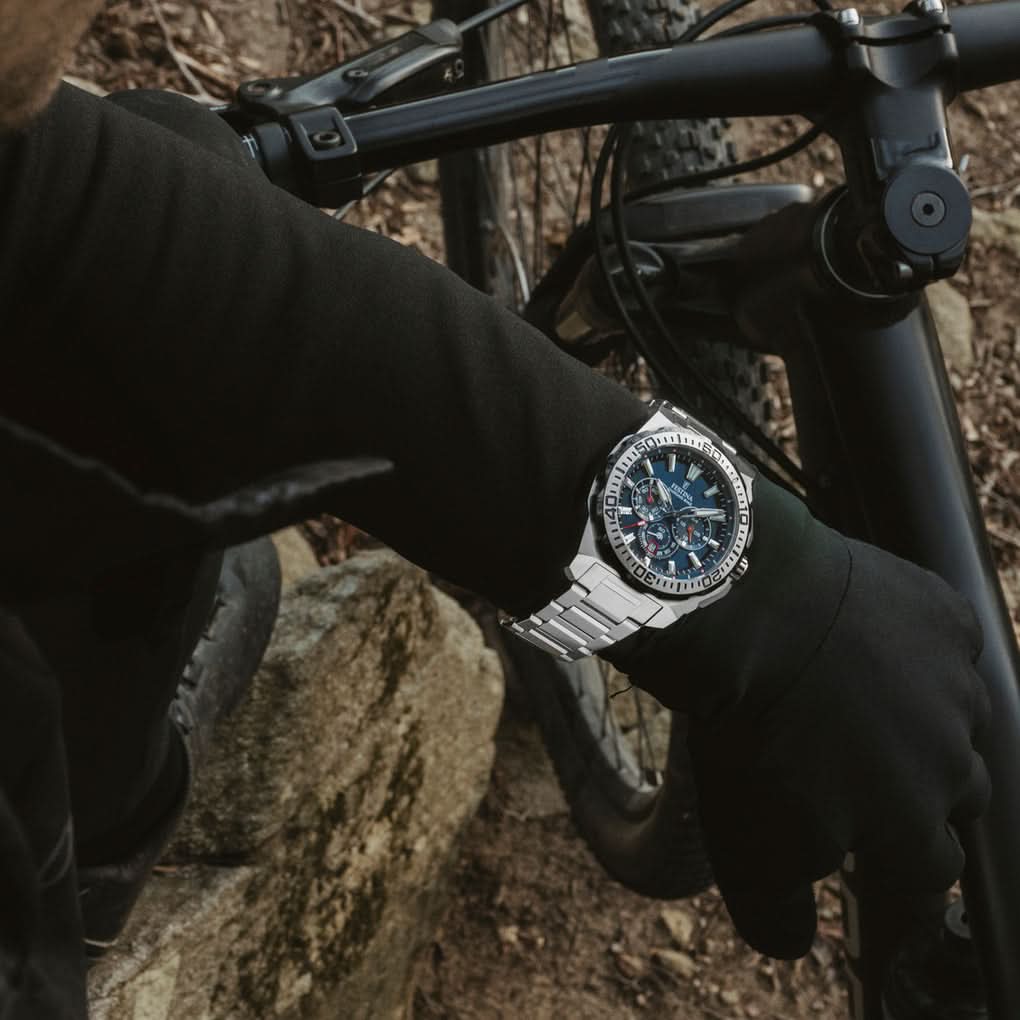 Festina Chrono Bike herrklocka på handleden med blå urtavla och rostfritt stålarmband