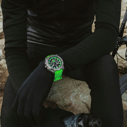 Sportig herrklocka på handleden med grönt silikonarmband och svart urtavla