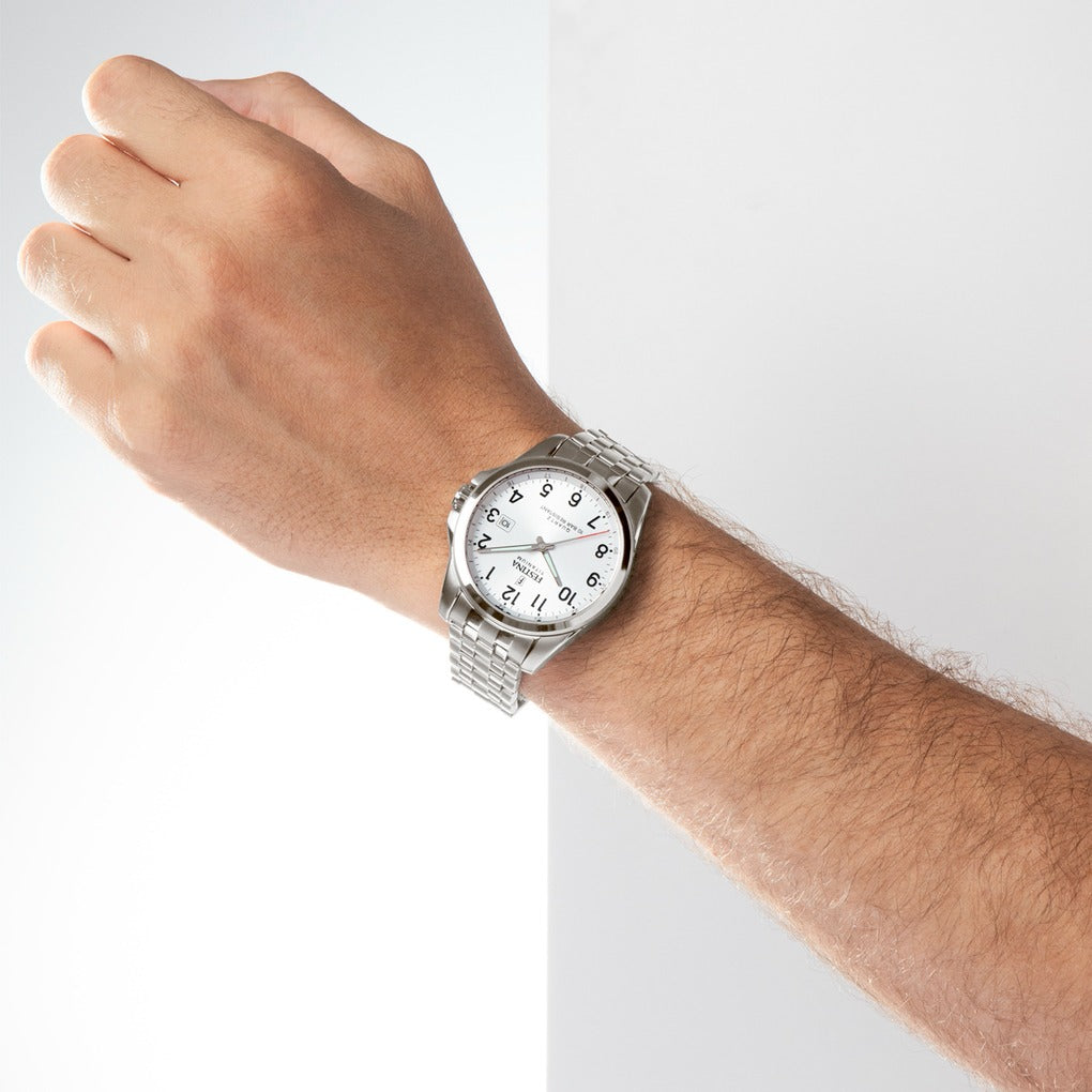 Zegarek męski Festina na nadgarstku z metalową bransoletą i białą tarczą