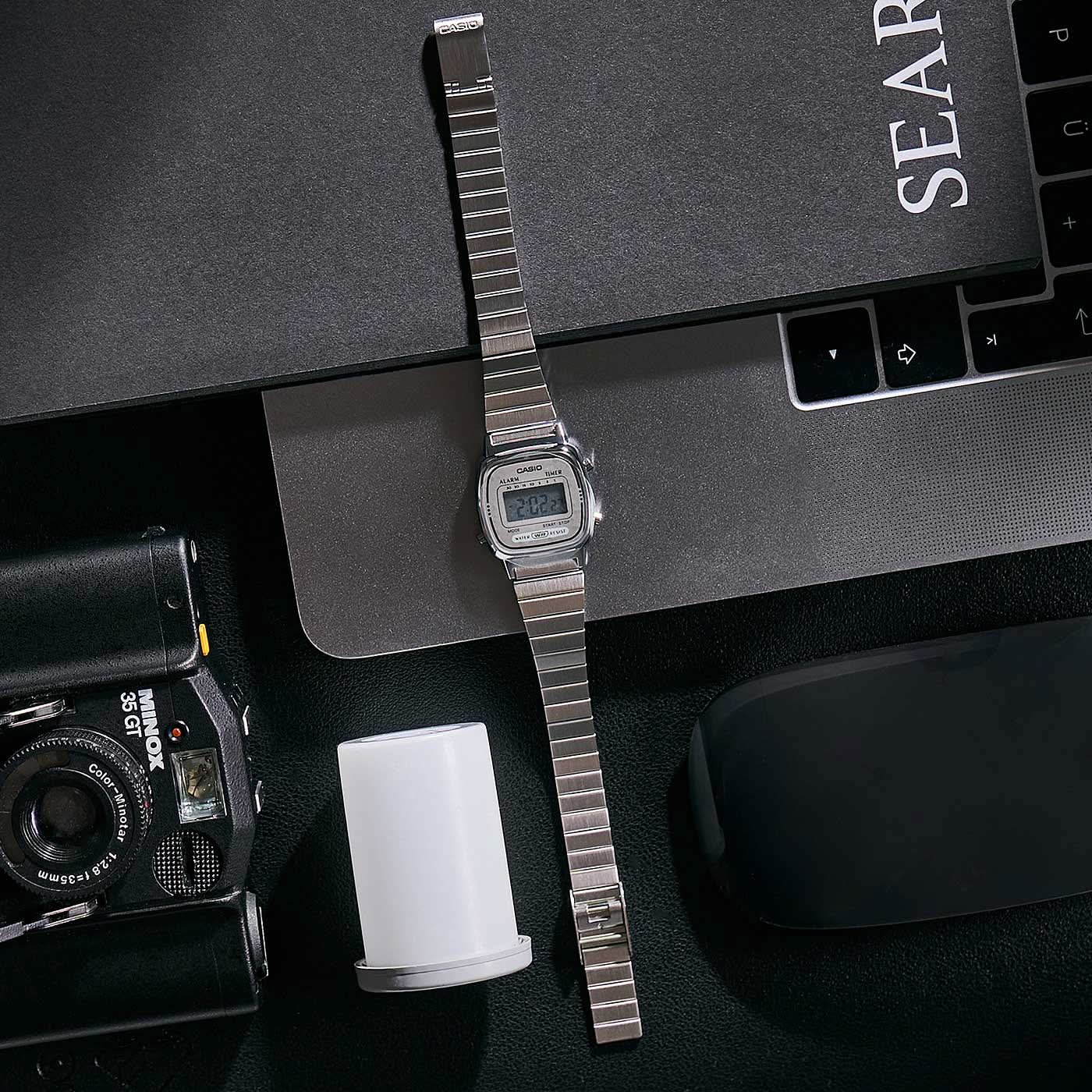 Casio damklocka med silverfärgat metallarmband och liten LCD-display, sidovy