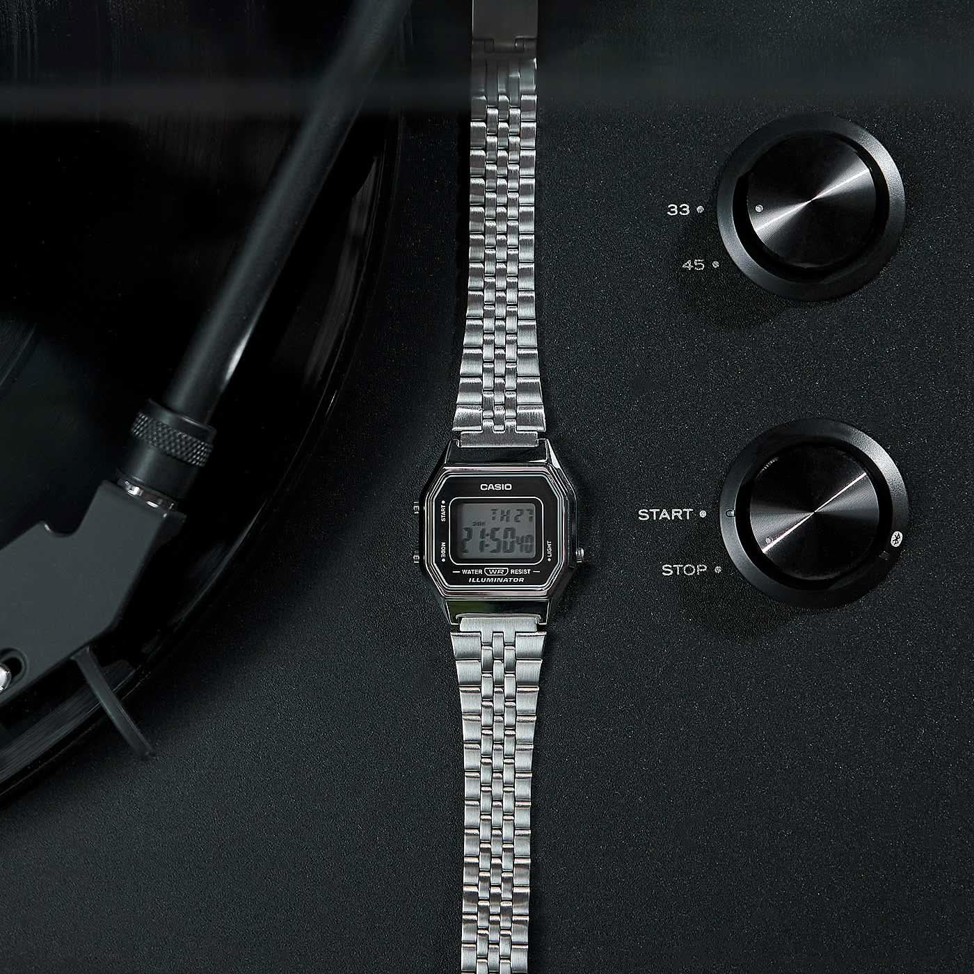 Casio digitalklocka med silverfärgat metallarmband och digital display sedd framifrån