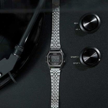Casio digitalklocka med silverfärgat metallarmband och digital display sedd framifrån