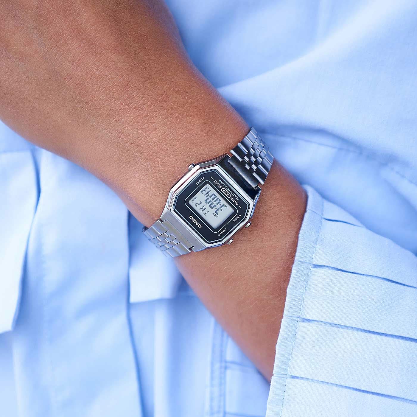 Casio digital klocka på handleden med silverfärgat metallarmband och digital display