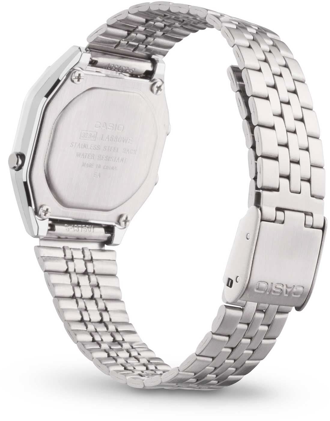 Casio digitalklocka med silverfärgat metallarmband, boettens baksida med text