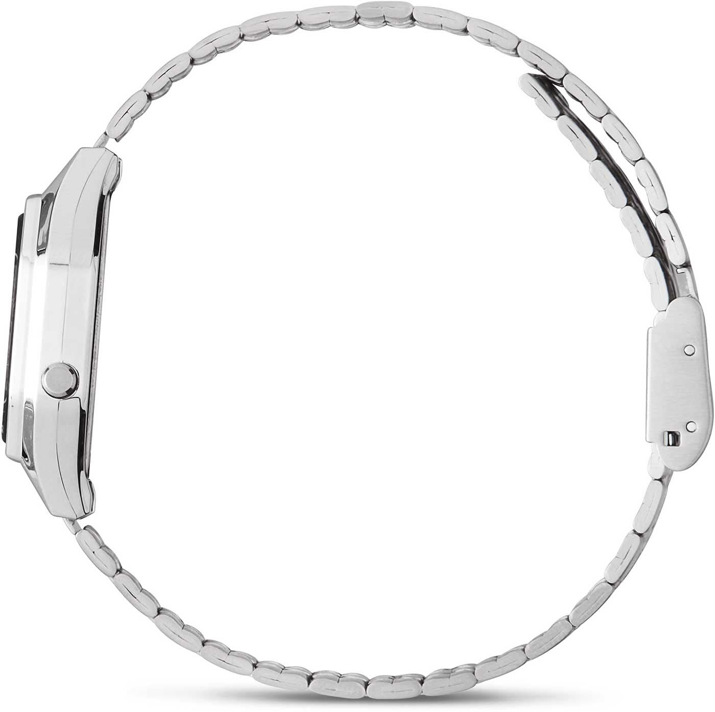 Casio digital klocka med silverfärgat metallarmband, baksida som toppvy