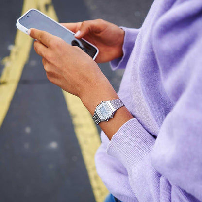 Silvrigt digitalt armband med metallänk och LCD-display på handleden