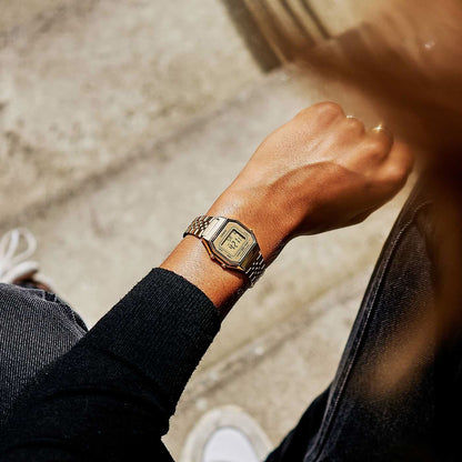 Casio damklocka på handleden, guldfärgat metallarmband, rektangulär urtavla