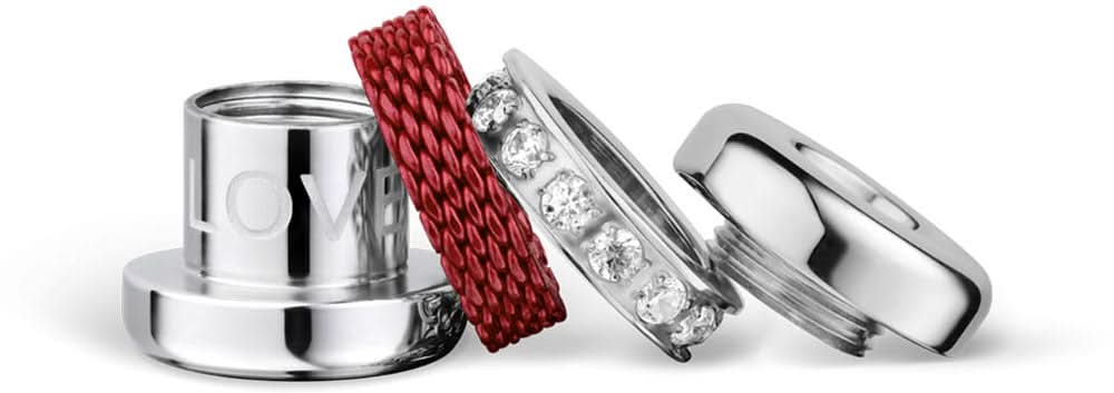 Charm i rostfritt stål med rött flätat band och en cirkelformad krans av strass