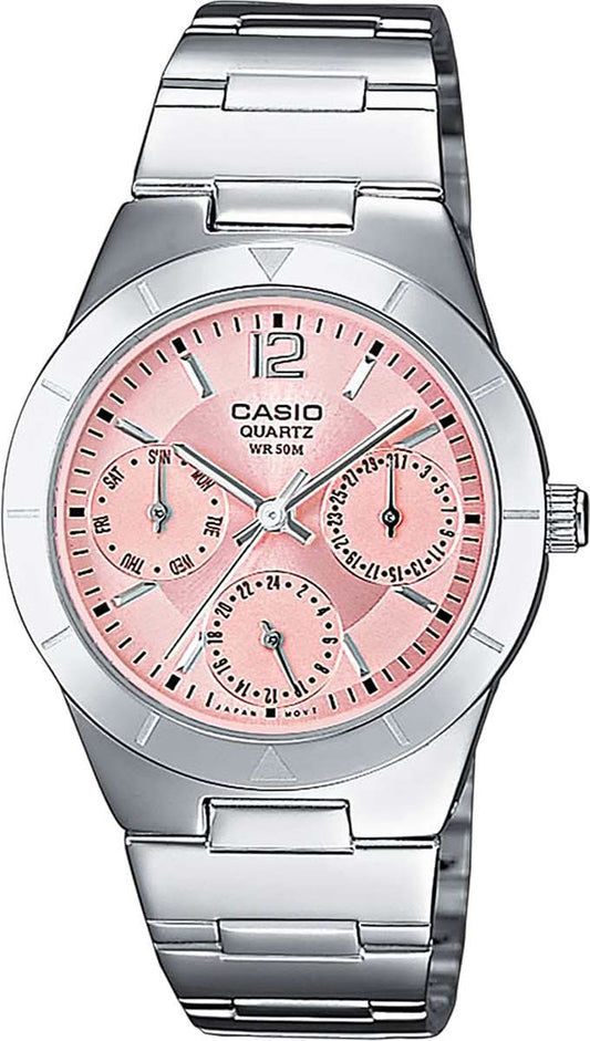 Casio damklocka med silverfärgat metallarmband och rund urtavla med rosa detaljer