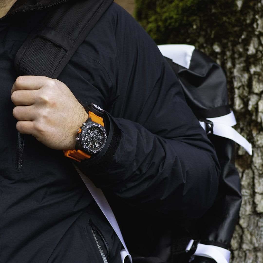 Herrarmbandsur med orange armband och svart urtavla