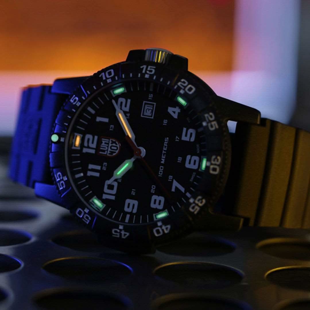 Herrarmbandsur med svart boett och blått armband, självlysande gröna siffror