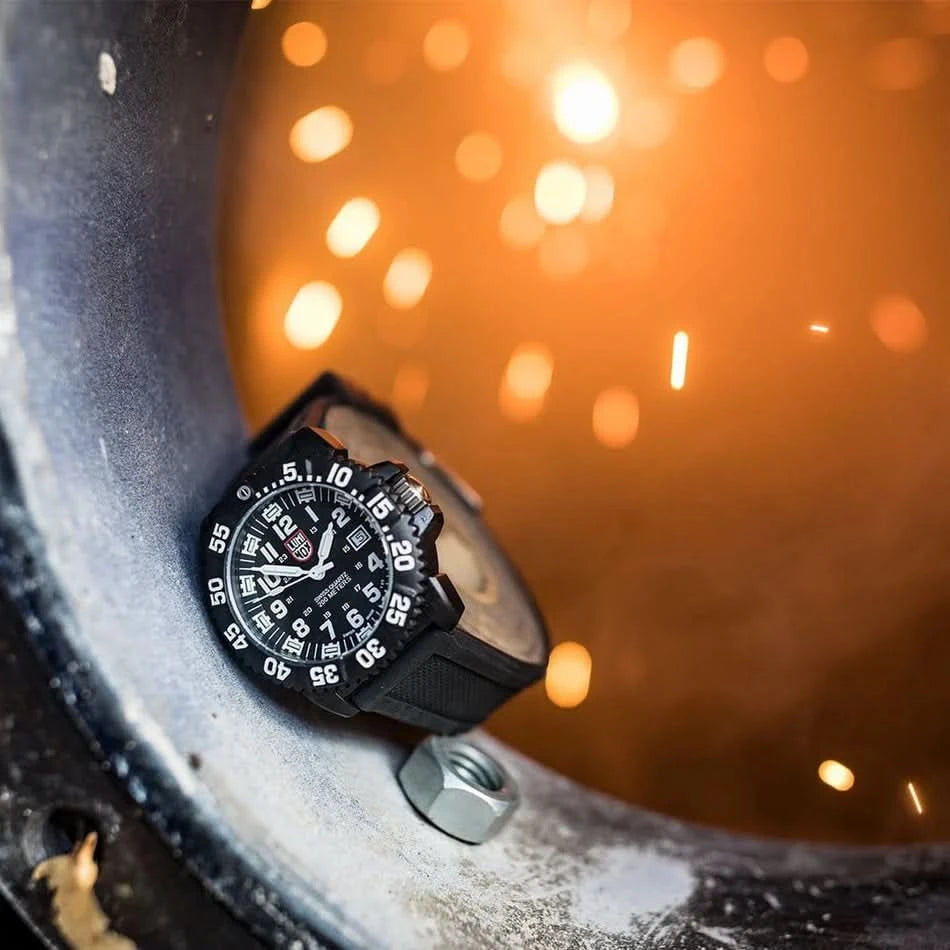 Herrarmbandsur med svart urtavla och svart armband, självlysande siffror