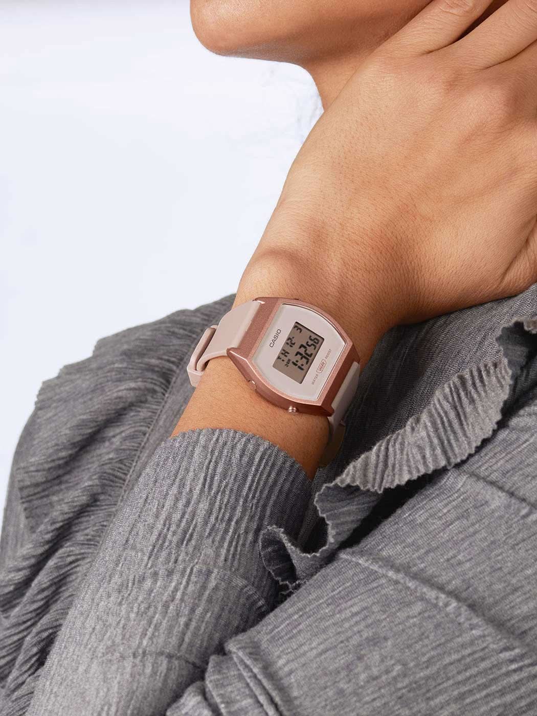 Casio damklocka på handleden med rosa armband och digital display