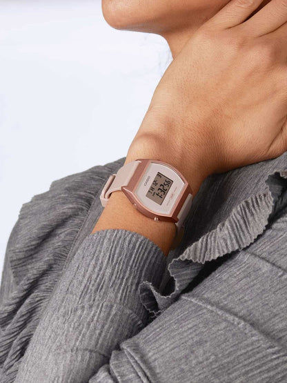 Casio damklocka på handleden med rosa armband och digital display