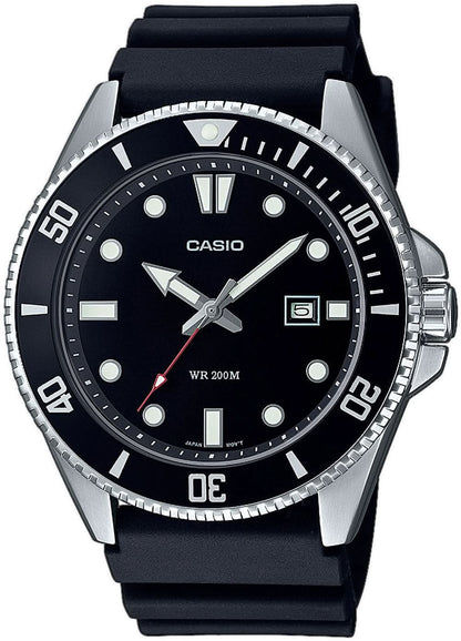 Casio herrur för dykning med svart urtavla, silverfärgad ring och svart silikonarmband.
