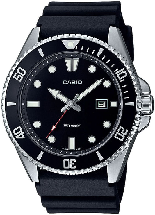 Casio herrur för dykning med svart urtavla, silverfärgad ring och svart silikonarmband.