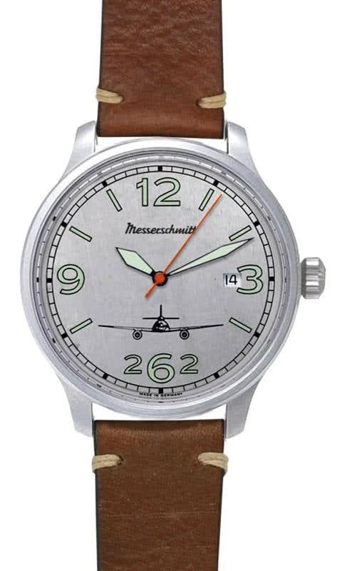 Herrklocka med brunt läderarmband, silverfärgat hölje och ljus urtavla med Messerschmitt