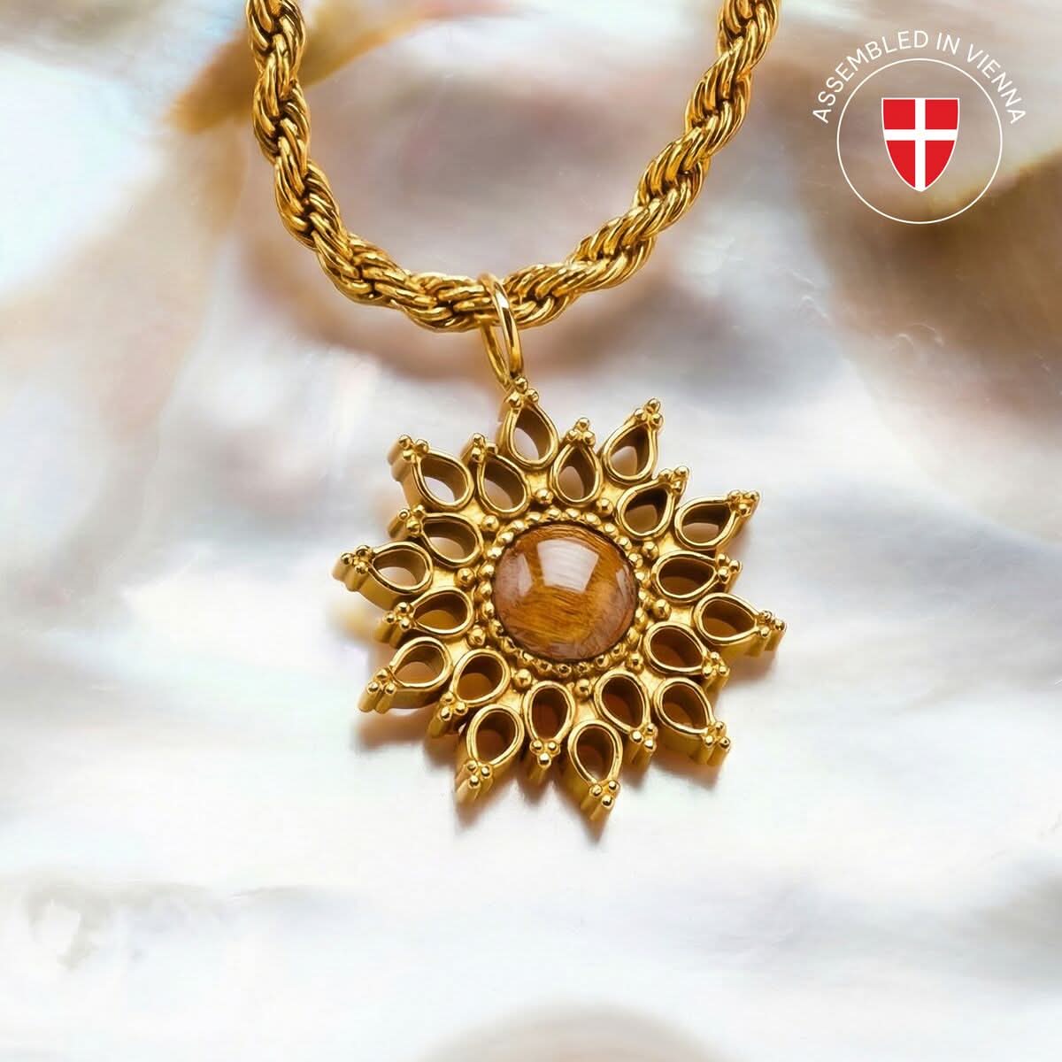 Halsband med guldfärgad länkkedja och solhänge med brun sten
