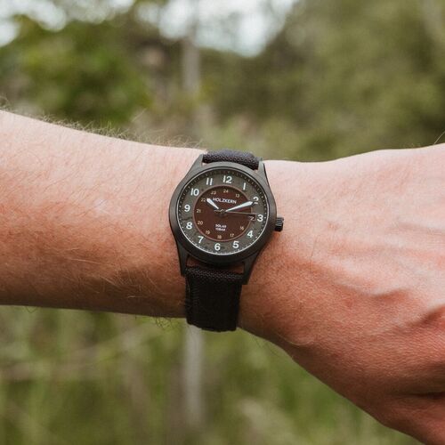 Holzkern Wildlight Solararmbanduhr am Handgelenk, schwarzes Band, dunkles Zifferblatt