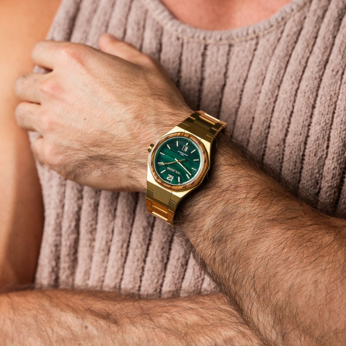 Herren-Armbanduhr am Handgelenk: grünes Malachit-Zifferblatt, goldfarbenes Metallgliederarmband