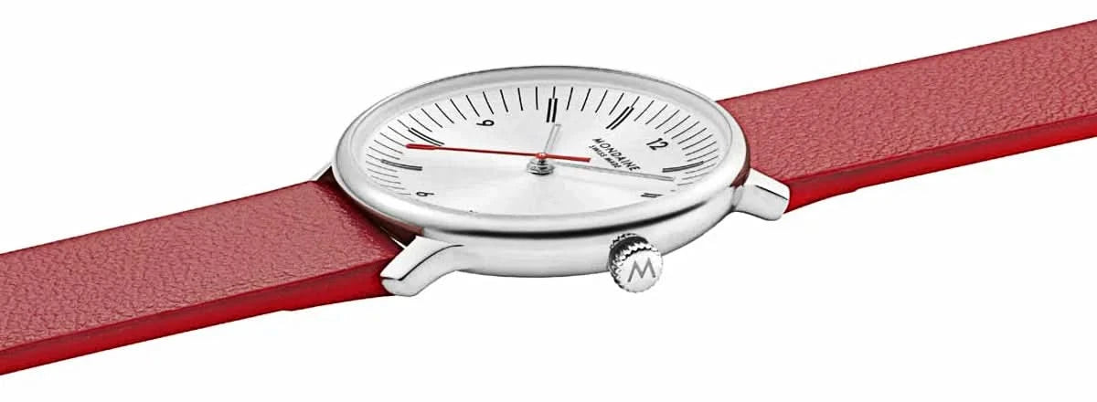 Damklocka med rött läderarmband, sidovy av den runda vita urtavlan.
