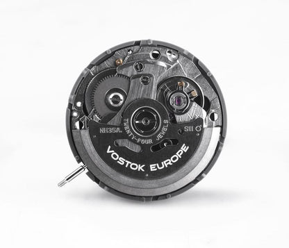 Vostok Europe N1 Rocket-urverk, synlig mekanik med skruvar
