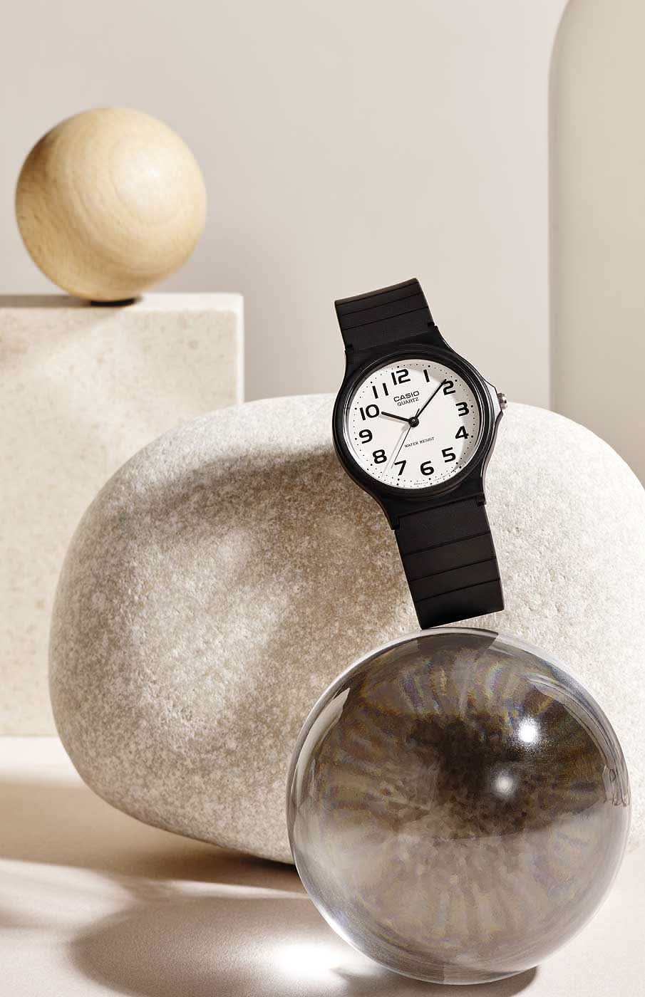 Svart armbandsur med vit urtavla, arabiska siffror och CASIO