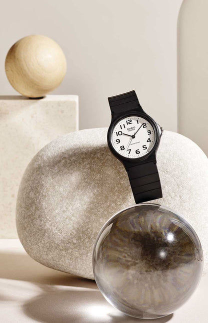 Svart armbandsur med vit urtavla, arabiska siffror och CASIO