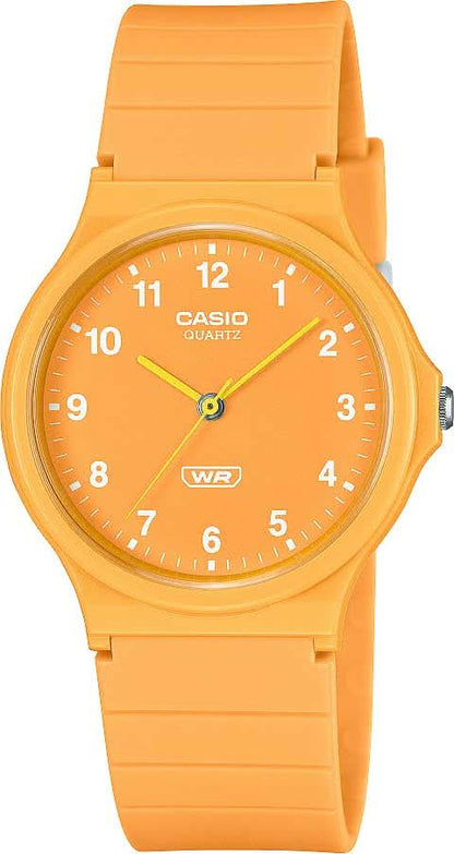 Damklocka med orange armband och rund urtavla, analog tidsvisning