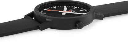 Mondaine-klocka sidovy med svart armband och svart urtavla