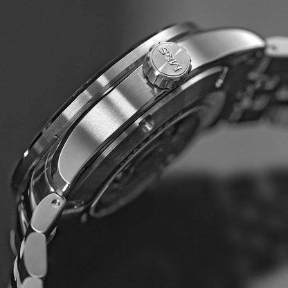 Armbandsur för herrar: sidovy med räfflad krona och boett i rostfritt stål