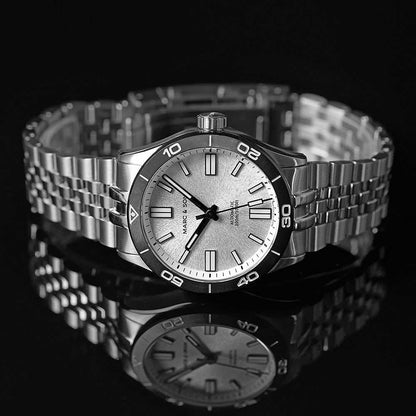 Herrklocka med silverfärgad urtavla, armband i rostfritt stål och svart infattning