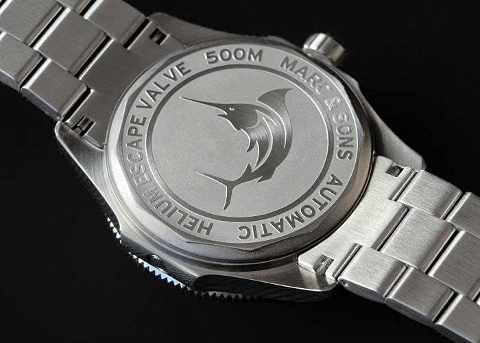 Herrklocka, boettlock med text och delfinlogotyp, armband i rostfritt stål