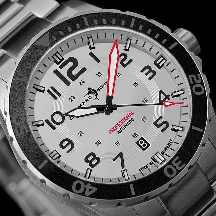 Herrklocka, närbild: grå urtavla med röda visare och timsiffror
