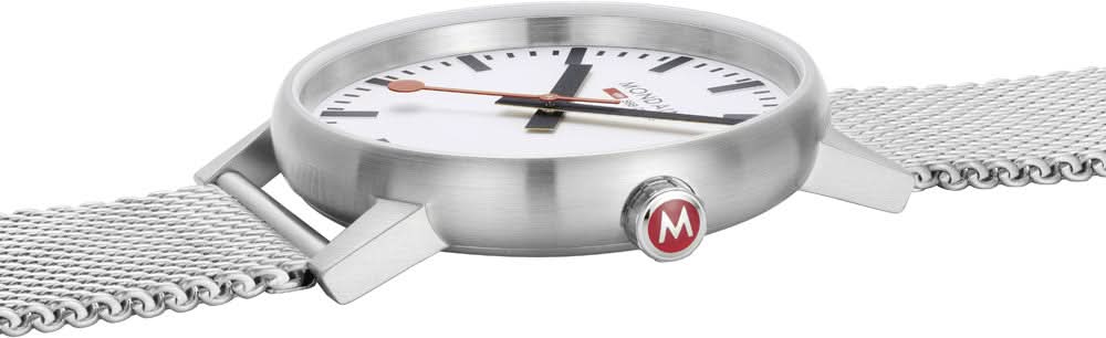 Mondaine herrklocka, närbild av boett och krona på silverfärgat mesh-armband