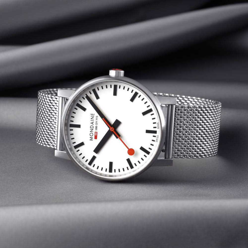 Mondaine herrklocka på silverfärgat mesh-armband, vit urtavla med röda visare