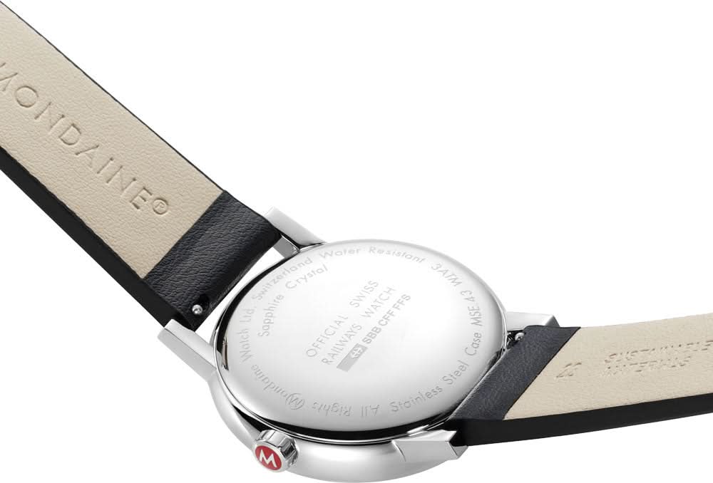 Klocka från sidan med silverfärgad urtavla och beige läderarmband.