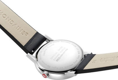 Klocka från sidan med silverfärgad urtavla och beige läderarmband.