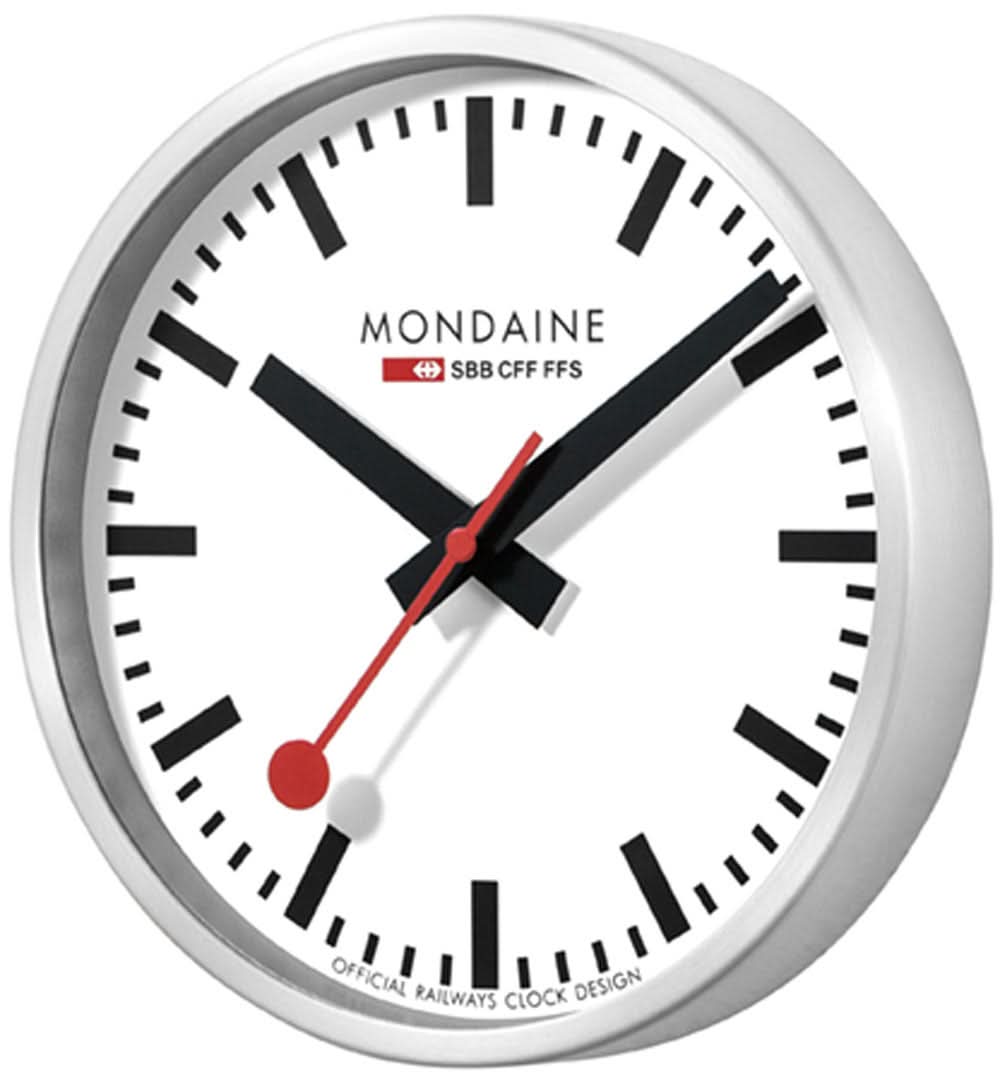 Väggklocka med svart minutring, röda sekundvisare och silverfärgad kant