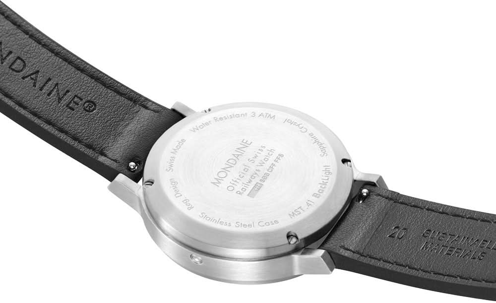 Herrklocka med svart läderarmband, silverfärgat boett och skruvad baksida