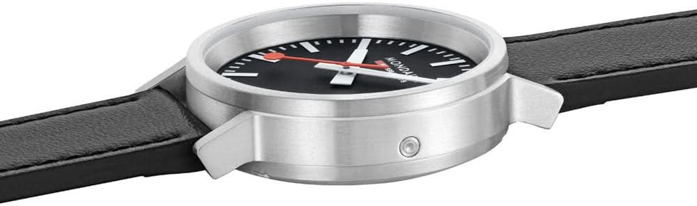 Mondaine Stop2Go-klocka från sidan: svart läderarmband och silverfärgat hölje