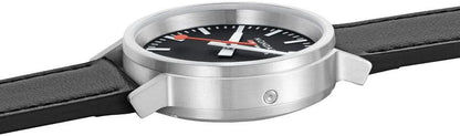 Mondaine Stop2Go-klocka från sidan: svart läderarmband och silverfärgat hölje