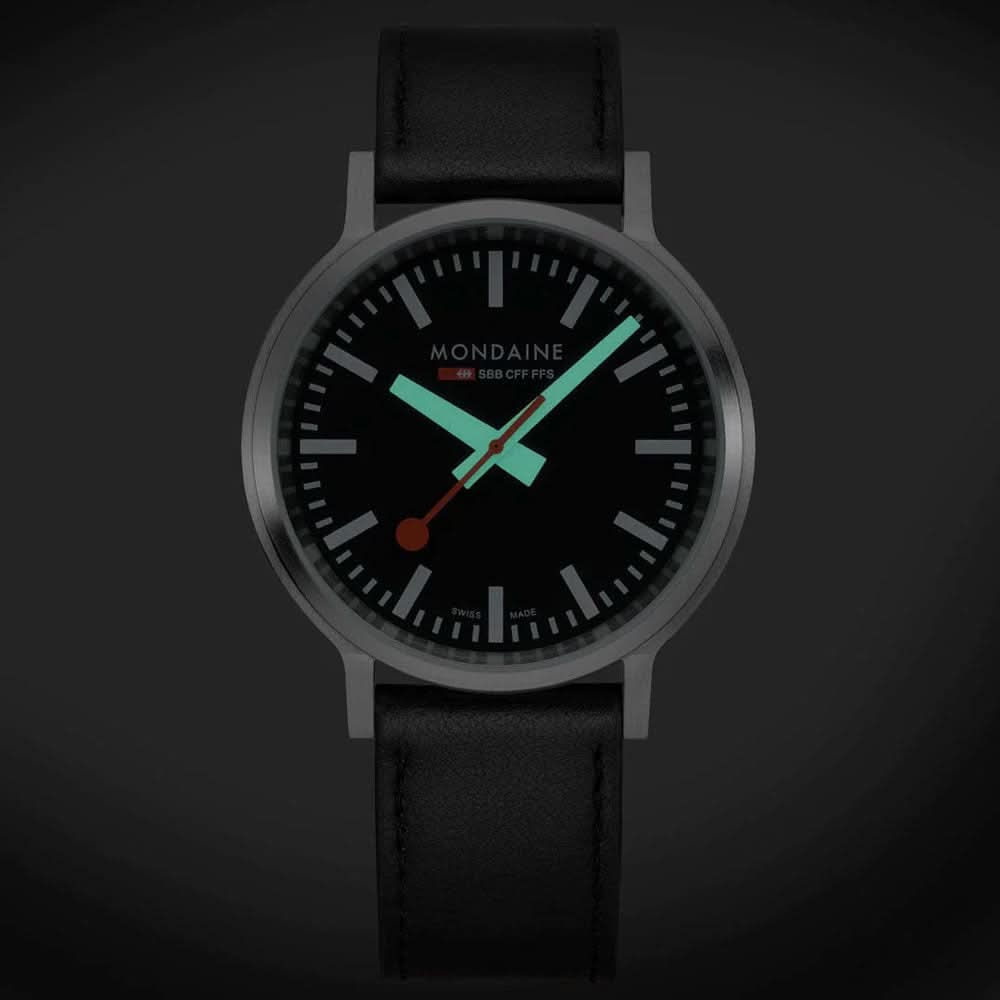 Mondaine Stop2Go-klocka med svart urtavla och grön/orangea accenter, svart läderarmband