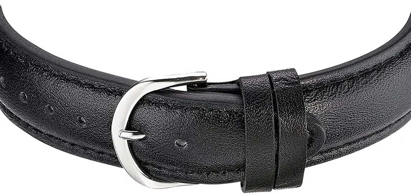 Svart läderarmband med dornspänne och silverspänne på en radiostyrd herrklocka.