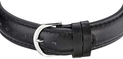 Svart läderarmband med dornspänne och silverspänne på en radiostyrd herrklocka.