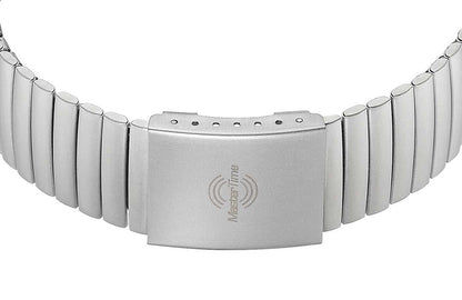Herrklocka med armband i silverfärgat rostfritt stål och spänne med prägling på baksidan
