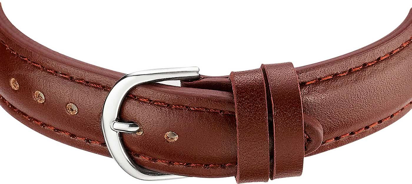 Damklocka med brunt läderarmband och metallspänne, avbildad vid spännet
