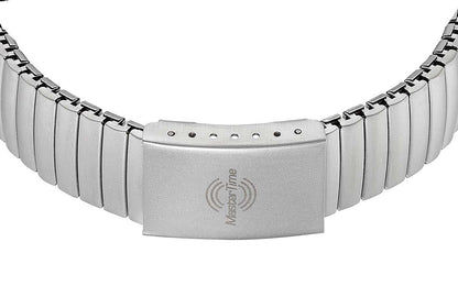 "Damklocka med silverfärgat metallarmband och spänne med radiosymbol på baksidan"