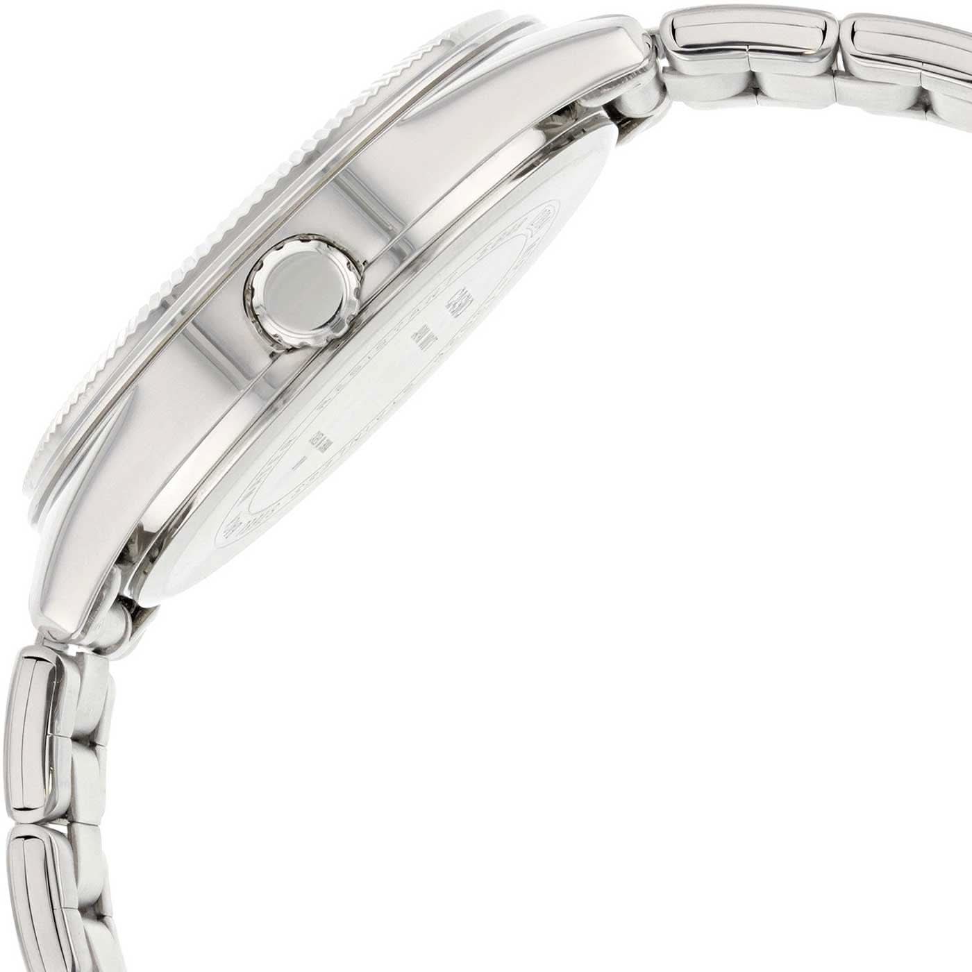 Sidovy av armbandsur med silverfärgat rostfritt stålboett och krona, länkarmband