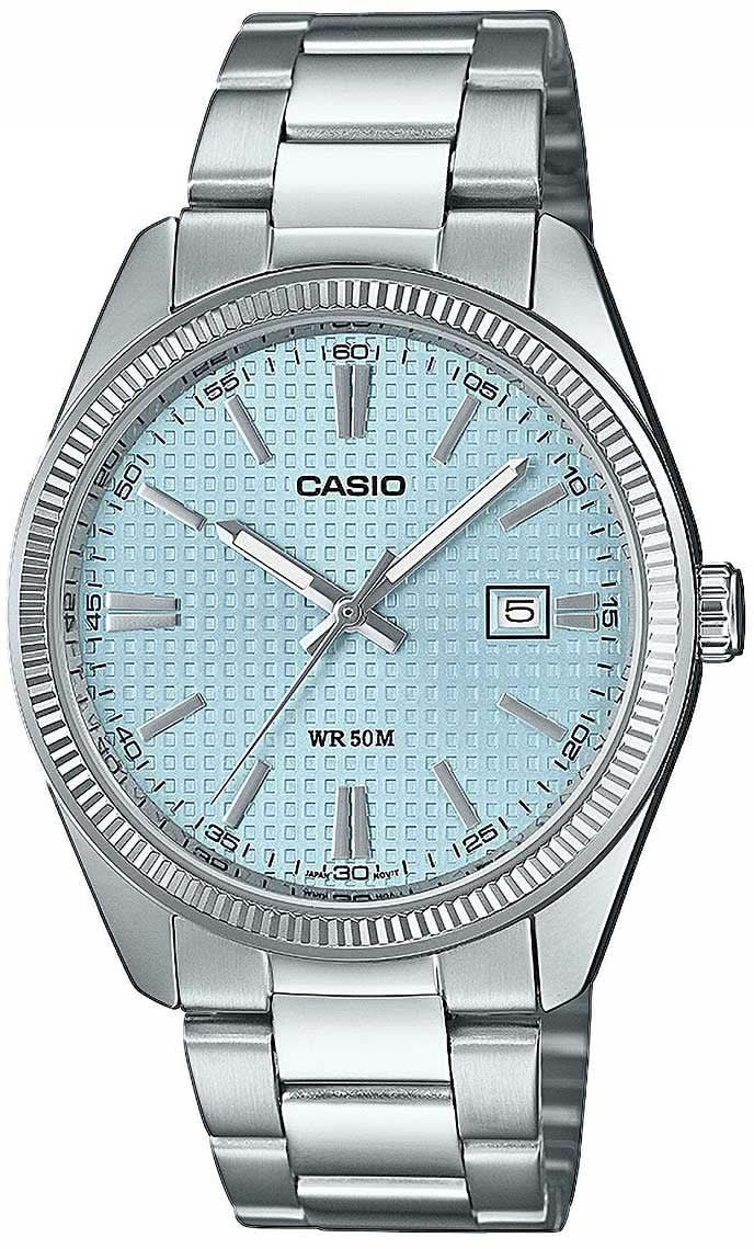 Casio herrklocka med silverfärgat metallarmband, turkos urtavla och datumvisning vid klockan 3.